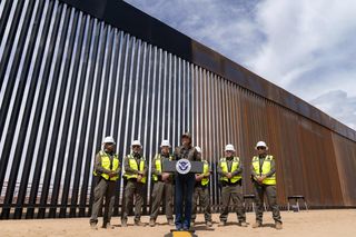 Meksyk/ Prasa wątpi w przydatność malowania muru granicznego z USA na czarno