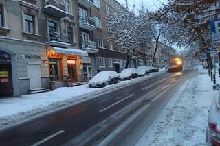 Intensywne opady śniegu w Lublinie. Są opóźnienia w kursowaniu autobusów. Drogowcy odśnieżają miasto