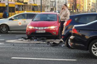 Warszawa. Dwa wypadki na skrzyżowaniu Grójeckiej i Wawelskiej. Autobus zderzył się z pojazdem wojskowym [ZDJĘCIA].