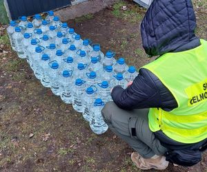 Czarna Białostocka. Nalot służb na dom 33-latki. Nielegalnie produkowała alkohol