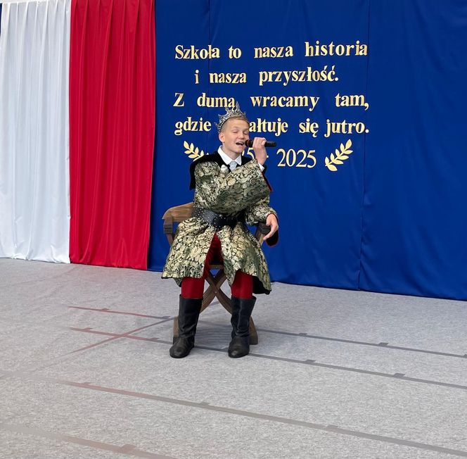 Pierwsza Dama uczciła z uczniami 100 lat od nadania imienia Stefana Batorego Szkole Podstawowej w Liwie