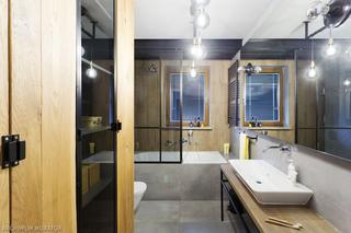 Łazienka w stylu industrialnym: wielkomiejskie inspiracje dla każdego