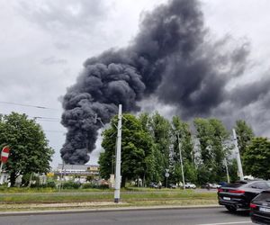 Pożar składowiska opon w Toruniu. Dym widoczny z daleka