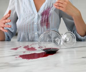 Jak sprać plamę z czerwonego wina?