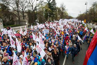 Protesty nauczycieli w Warszawie. Domagają się podwyżek i dymisji Anny Zalewskiej
