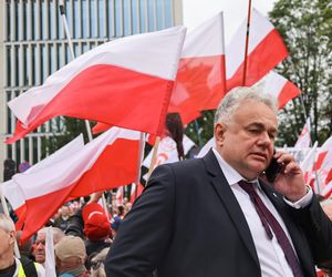 Tomasz Sakiewicz przed Sejmem wśród zwolenników Karola Nawrockiego