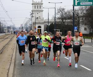 Bieg na Piątkę 2024, Warszawa - zdjęcia. Biegłeś? Szukaj się w galerii!