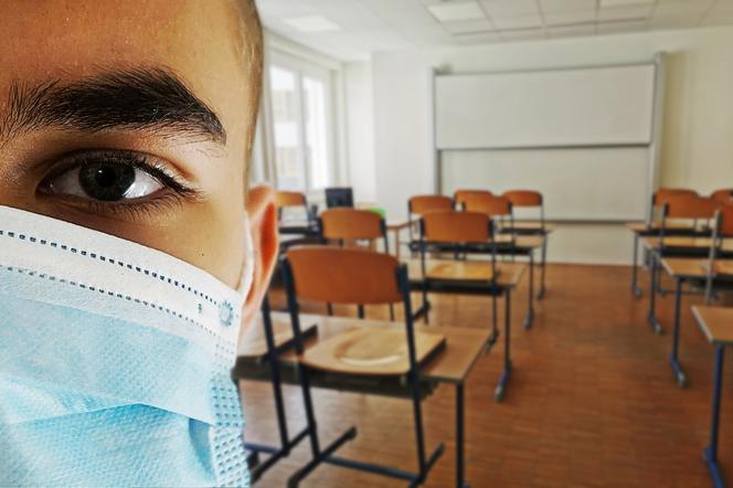 Szkoła podstawowa w Lubaniu zamknięta z powodu koronawirusa.