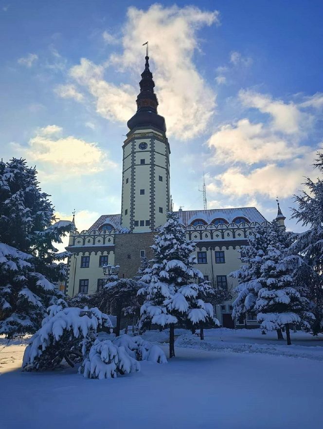 Odbudowany ratusz w Strzelinie zimą