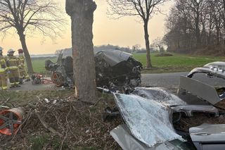 Samochód uderzył w drzewo, nie żyje pasażerka. Tragiczny wypadek w powiecie leszczyńskim