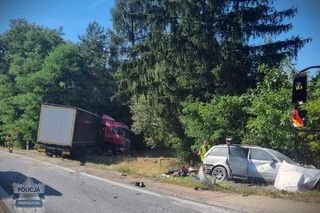 Dramat na drodze. 5 osób rannych pod Przysuchą. Tir roztrzaskał się z osobówką