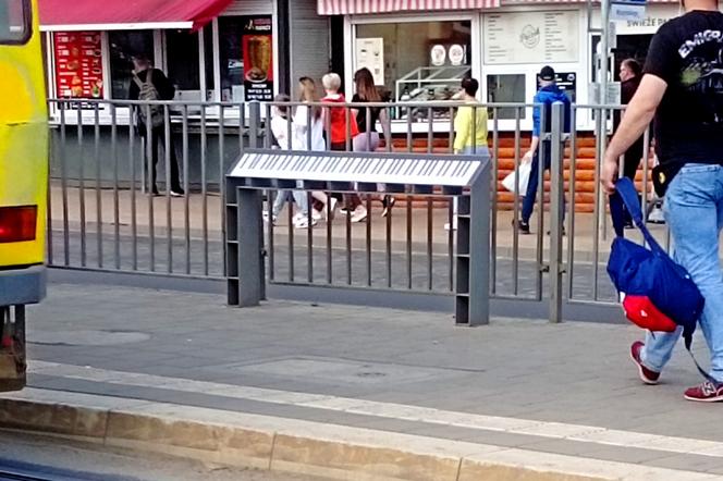 Muzyczne klimaty na przystanku tramwajowym w centrum Szczecina. Skąd wzięło się to nietypowe "pianino"? 