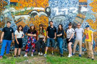 Wielkie czyszczenie mozaiki na Szpitalu Banacha - zdjęcia. Zniknęły bazgroły i chaszcze