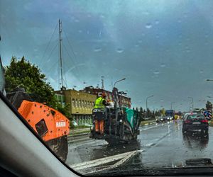 Robotnicy pracują w ulewę