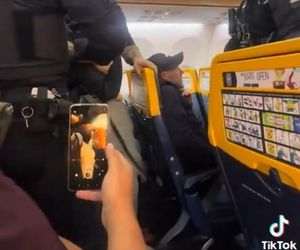 Bijatyka w samolocie! Wieczór kawalerski doprowadził do katastrofy. Zobacz wideo