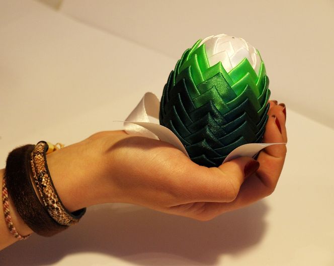 Jajka ze wstążki: modne ozdoby wielkanocne ZRÓB TO SAM