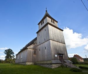   To jedno z nielicznych takich miejsc na Mazurach. Drewniany kościółek z XVII wieku robi wrażenie!