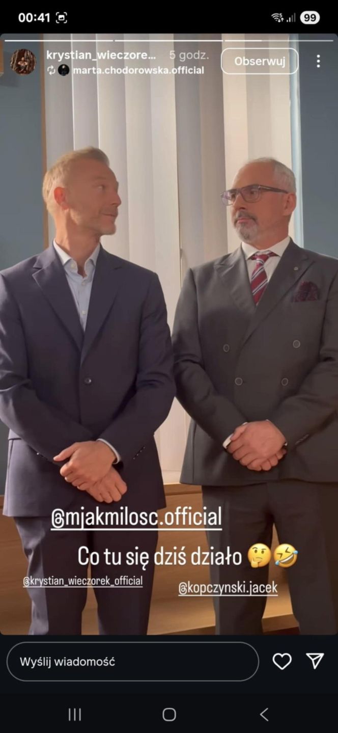 M jak miłość. Andrzej Budzyński (Krystian Wieczorek), Adam Werner (Jacek Kopczyński)) na planie