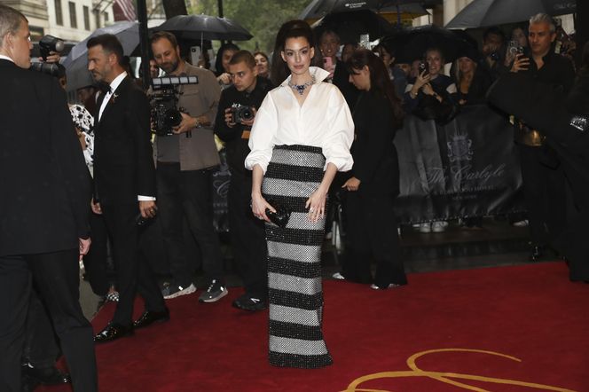 Anne Hathaway niczym figura woskowa. Nie wygląda na 42 lata!