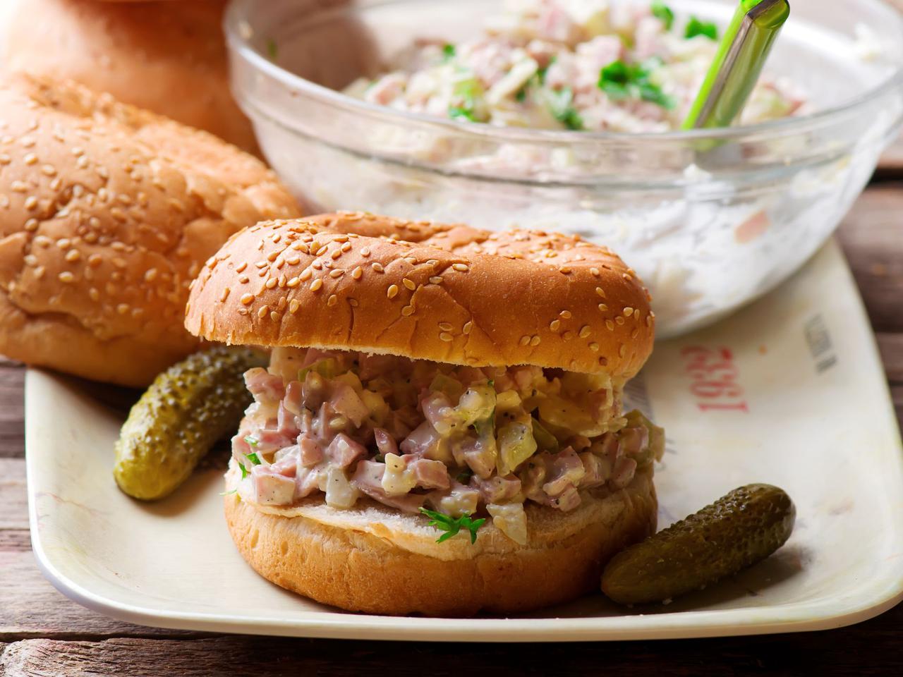 Amerykańska sałatka z szynką konserwową - idealna na kanapki lub do krakersów