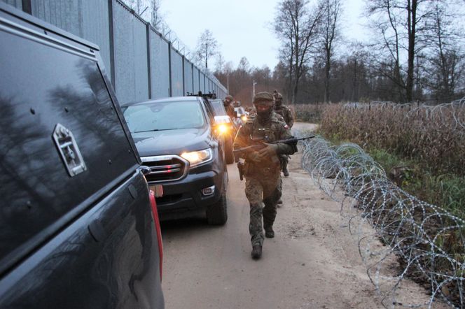 Konwój "na pasku" między barierą i  zasiekami