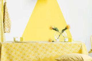Dekoracja stołu na wiosnę w kolorze żółtym