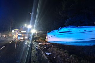 Motorówka spadła z przyczepy i uderzyła w auto pod Bydgoszczą! Zginęli dwaj mężczyźni 