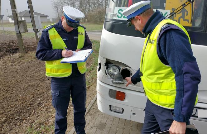 Kierowca autobusu szkolnego staranował osobówkę. Dziecko trafiło do szpitala 