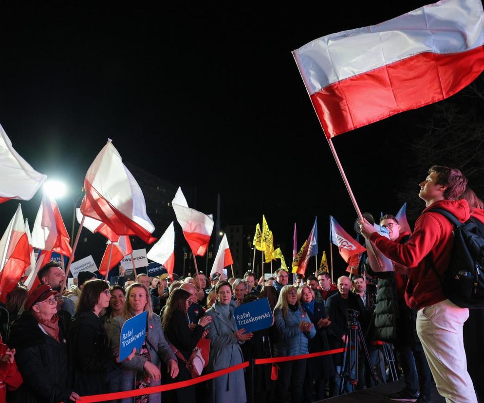 Mieszkańcy Warszawy zebrani pod siedzibą TVP przed debatą przedwyborczą