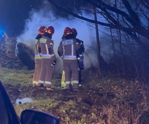 Pożar i dachowanie w Wawrze. Dramatyczny wypadek na ul. Bronisława Czecha