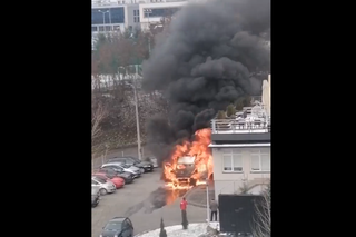 PILNE: Pożar samochodu na ulicy Mickiewicza w Starachowicach. W akcji cztery zastępy straży