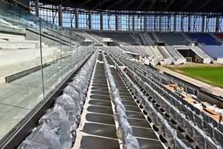 Montaż krzesełek na stadionie w Szczecinie