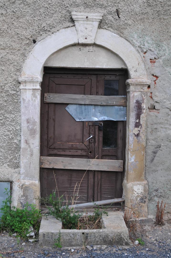 Pałac Sobieszów przed remontem – kamienny portal Wielkiej Stajni