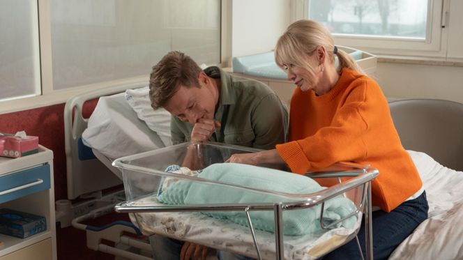 Na Wspólnej odc. 4016: Igor (Jakub Wesołowski), synek (Kazio Wierzbicki), Ewa (Ewa Gawryluk)