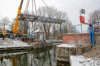 Zdemontowano zabytkowy most na Mazurach. Trwa jego naprawa [ZDJĘCIA]
