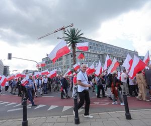 Marsz poparcia dla Karola Nawrockiego w Warszawie. Wyborcy podążają za nowym prezydentem