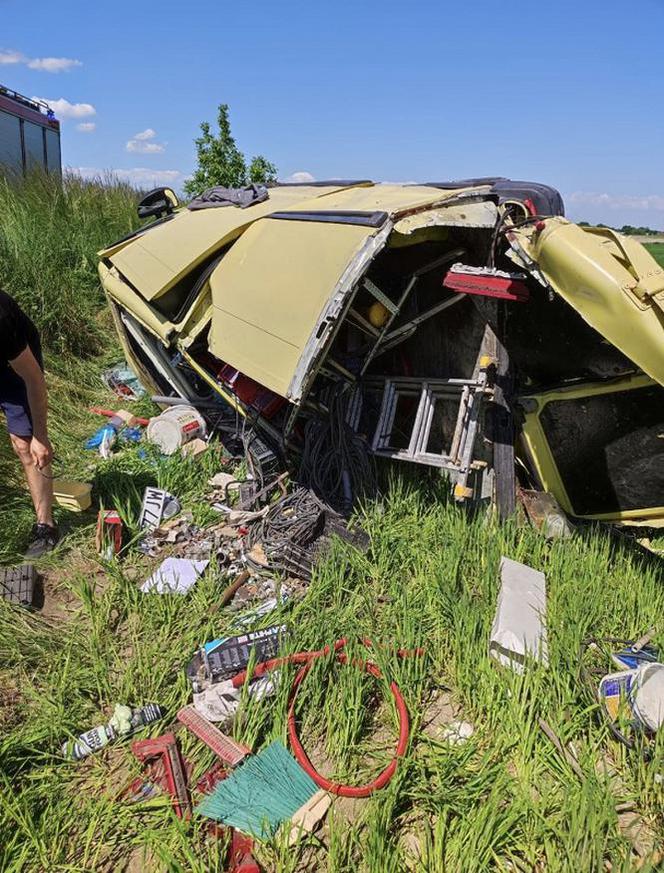 Pękła mu guma i stracił panowanie nad ciężarówką! Paskudny wypadek koło Trzemeszna