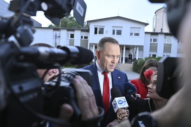 Karol Nawrocki przyjechał do TVP. Symboliczny gest i mocne wsparcie z zaplecza