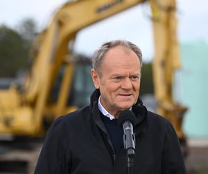 iebrowo, 15.10.2025. Premier RP Donald Tusk podczas wizyty na miejscu planowanej budowy pierwszej polskiej elektrowni jądrowej Lubiatowo – Kopalino w Biebrowie (woj. pomorskie)