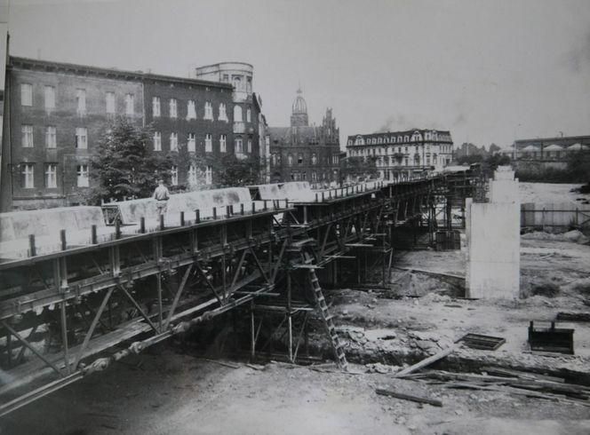Kiedyś usprawniła ruch, dziś stwarza realne zagrożenie. Historia budowy estakady w Chorzowie