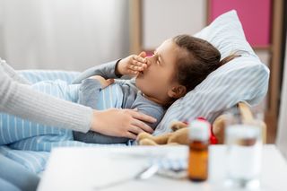 Wymioty, biegunki, suchy i mokry kaszel, zapalenie spojówek, zapalenie gardła. To wszystko mogą być objawy infekcji adenowirusowej