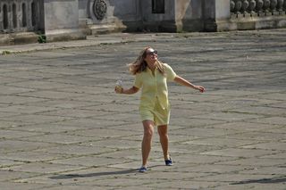 Małgorzata Socha przebiera się w parku