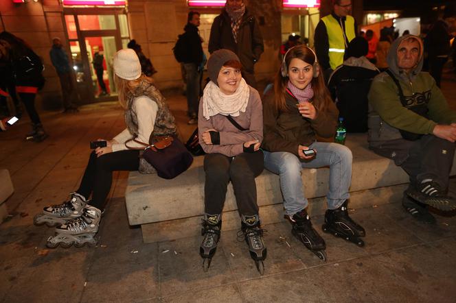 Nightskating. Warszawiacy przejechali stolicę na rolkach [Zdjęcia]