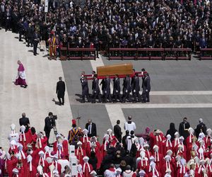 Gafy polityków na pogrzebie papieża Franciszka! Telefony i stroje