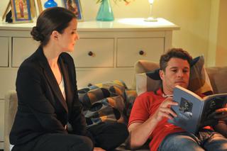 Na Wspólnej, odcinek 2797. Olaf (Maciej Brzoska), Marta (Joanna Jabłczyńska)