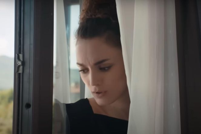 Nana usłyszy, że Yaman nakazuje swojemu człowiekowi, by ją prześwietlił 