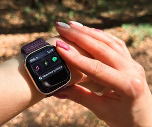 Przez kilka miesięcy ćwiczyłam z zegarkiem Apple Watch Series 10. To prawdziwy trener osobisty i koordynator zdrowia w jednym urządzeniu 