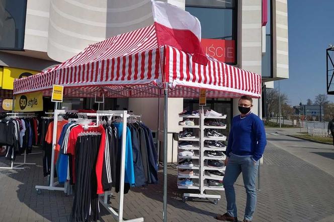 Sklepy z galerii handlowej przeniosły się na parking. Nowe ubrania można kupić pod namiotem