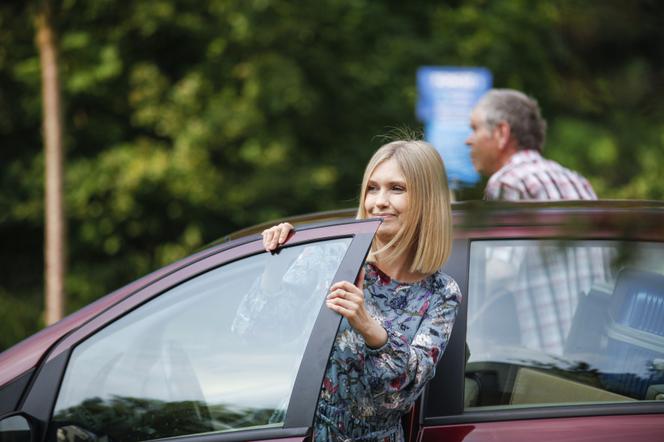 Pierwsza miłość. Ewelina (Magdalena Górska), jej ojciec Roman Kłosek (Lech Dyblik)