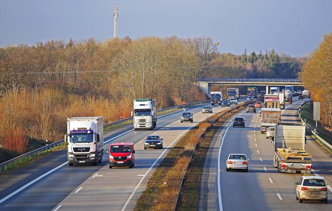 Kierowca ciężarówki na autostradzie